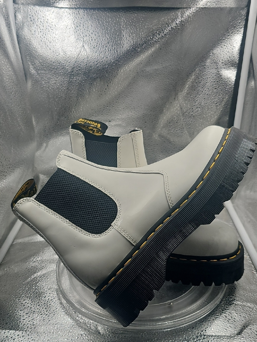 P Dr. Martens White Leather Softy-T 2976 Chelsea Boots New W/O tags Black Sole